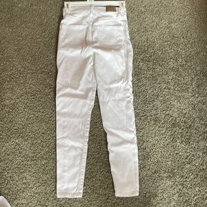 White American Eagle skinny jeans
